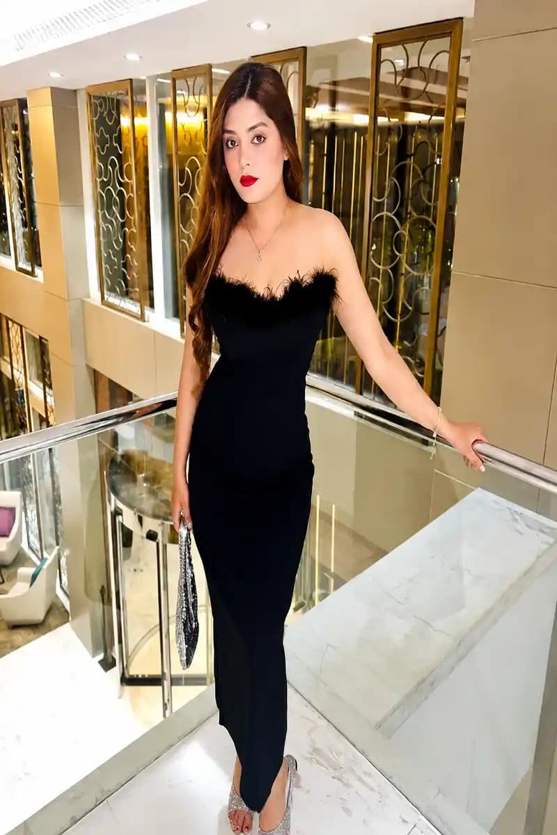 Avni (Mature Housewife) Kolkata escort profile